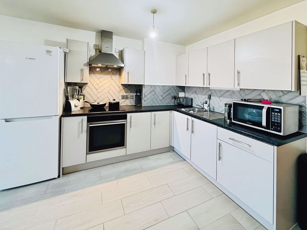 Property photo 3 of 7 Kitchen