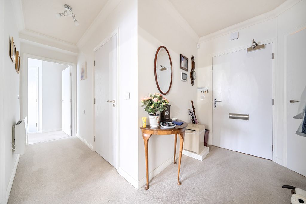 Property photo 2 of 23 Entrance Hall