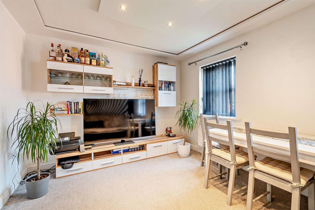 Property photo 3 of 16 8649327-Interior10-800.Jpg