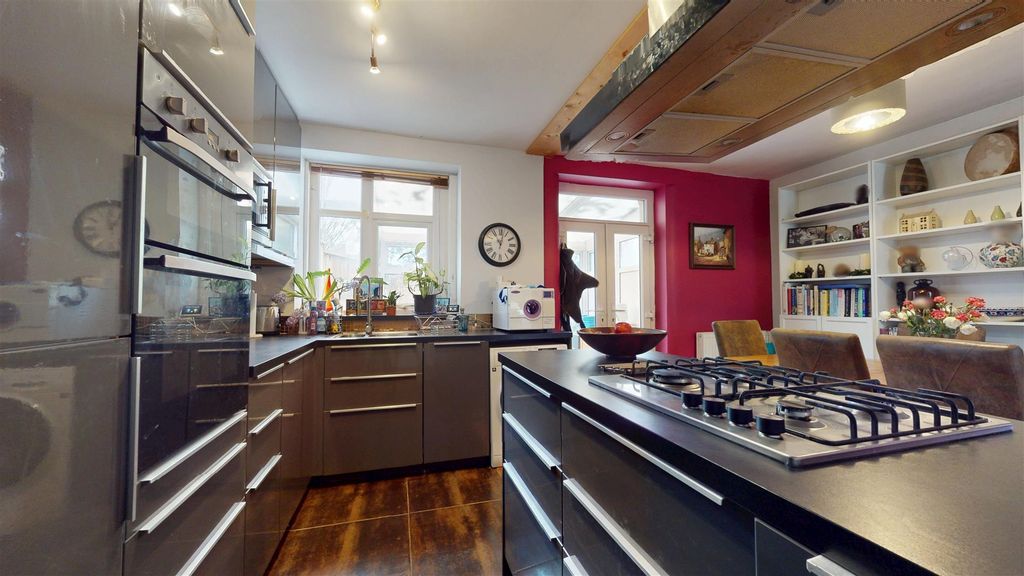 Property photo 3 of 14 Kitchen