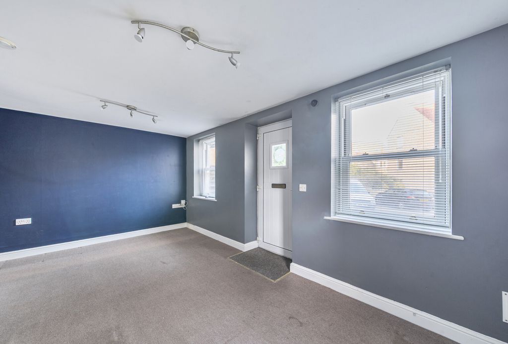 Property photo 3 of 12 1364642-5-68E3F5c...