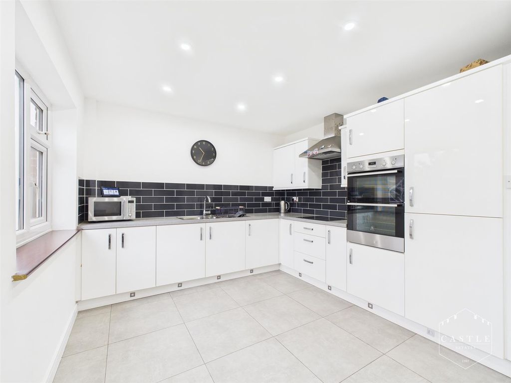 Property photo 1 of 17 Breakfast Kitchen