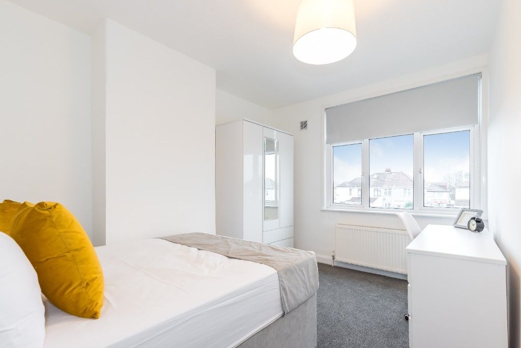 Property photo 3 of 10 Bright And Clean Double Bedroom Featuring A Comfor...