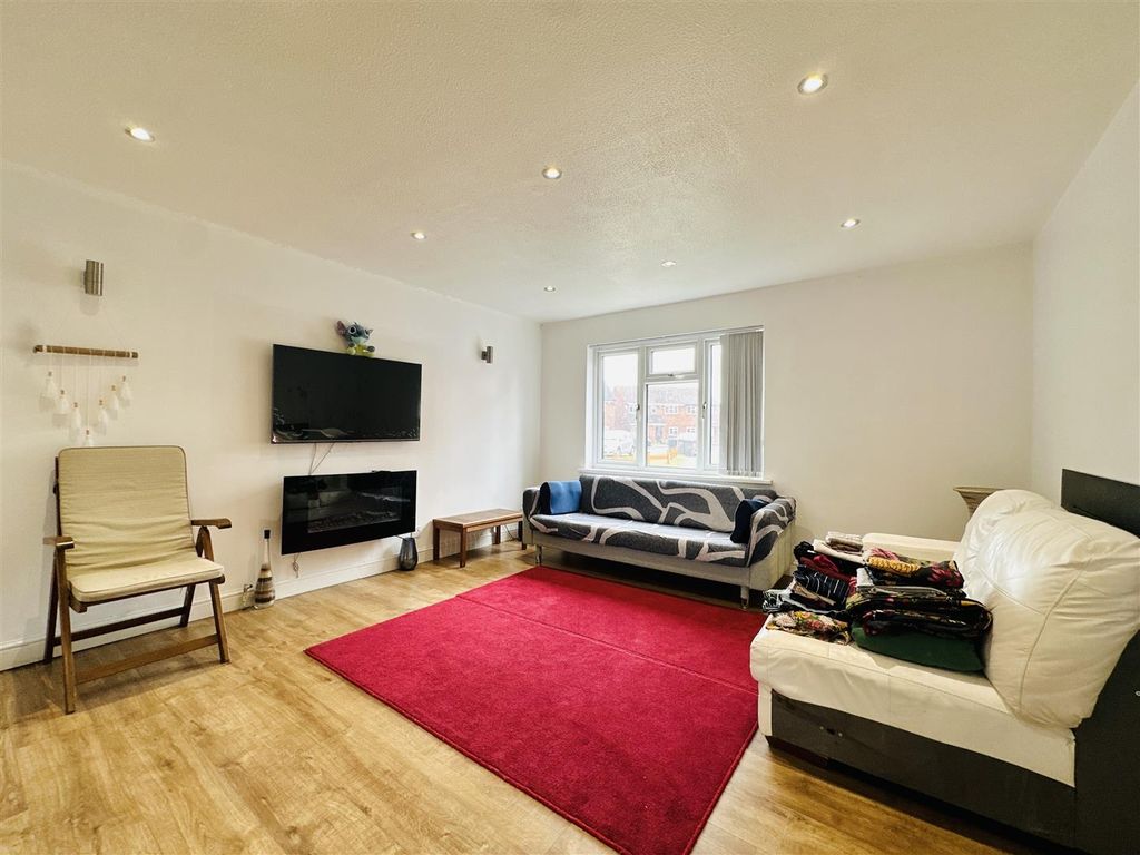 Property photo 2 of 10 Lounge