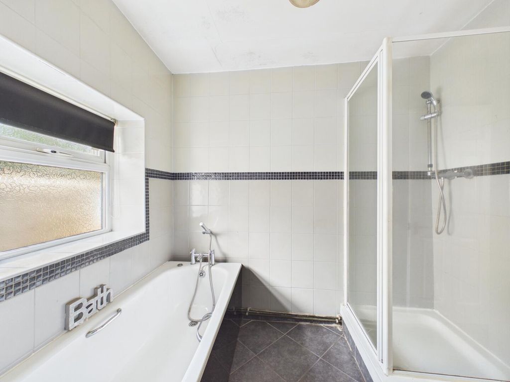 Property photo 3 of 18 Bathroom