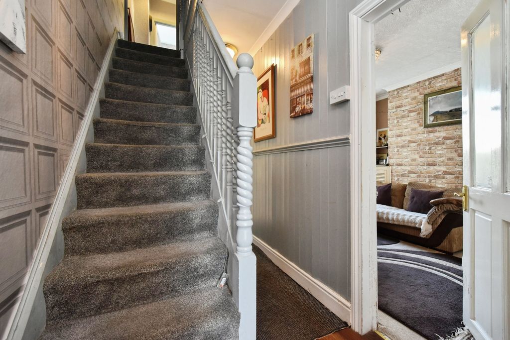 Property photo 2 of 18 Hallway