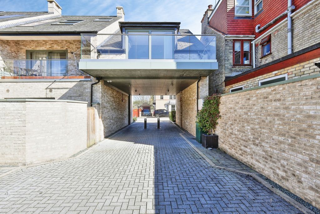Property photo 2 of 14 4Fcb26cd-18