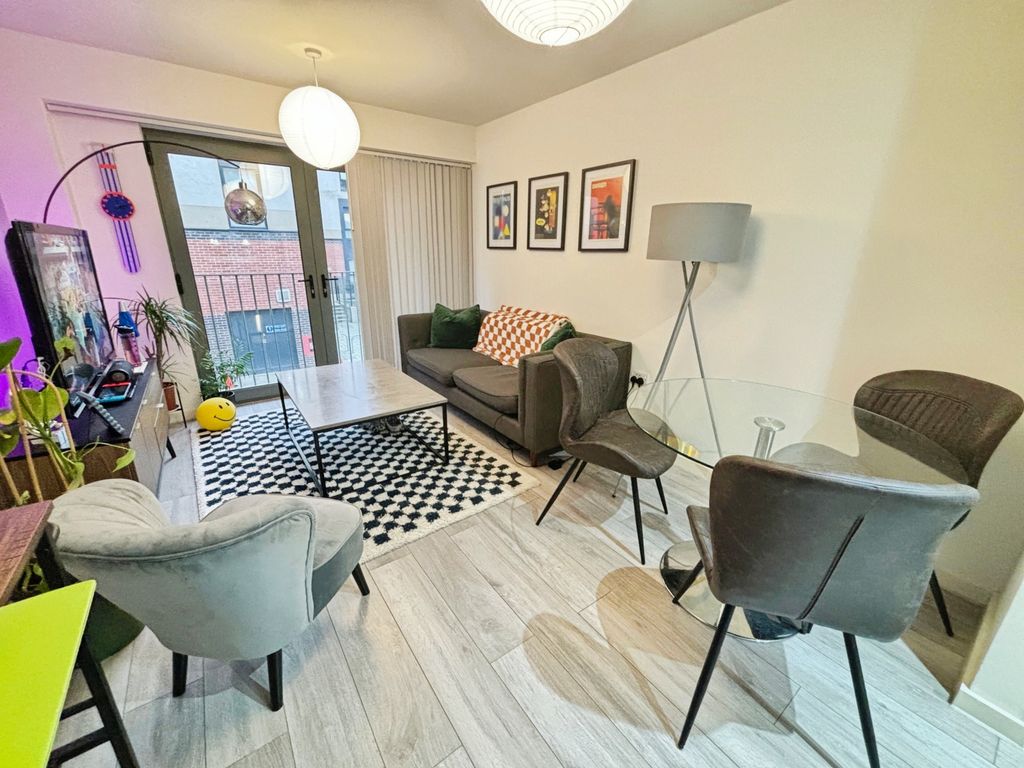 Property photo 3 of 19 Lounge