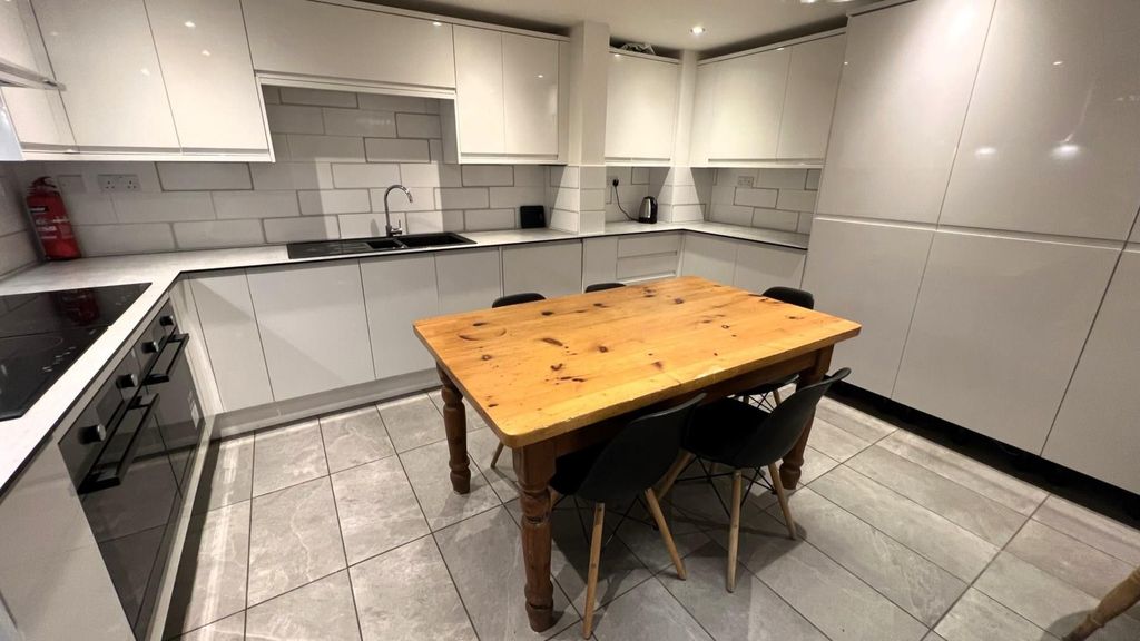 Property photo 2 of 29