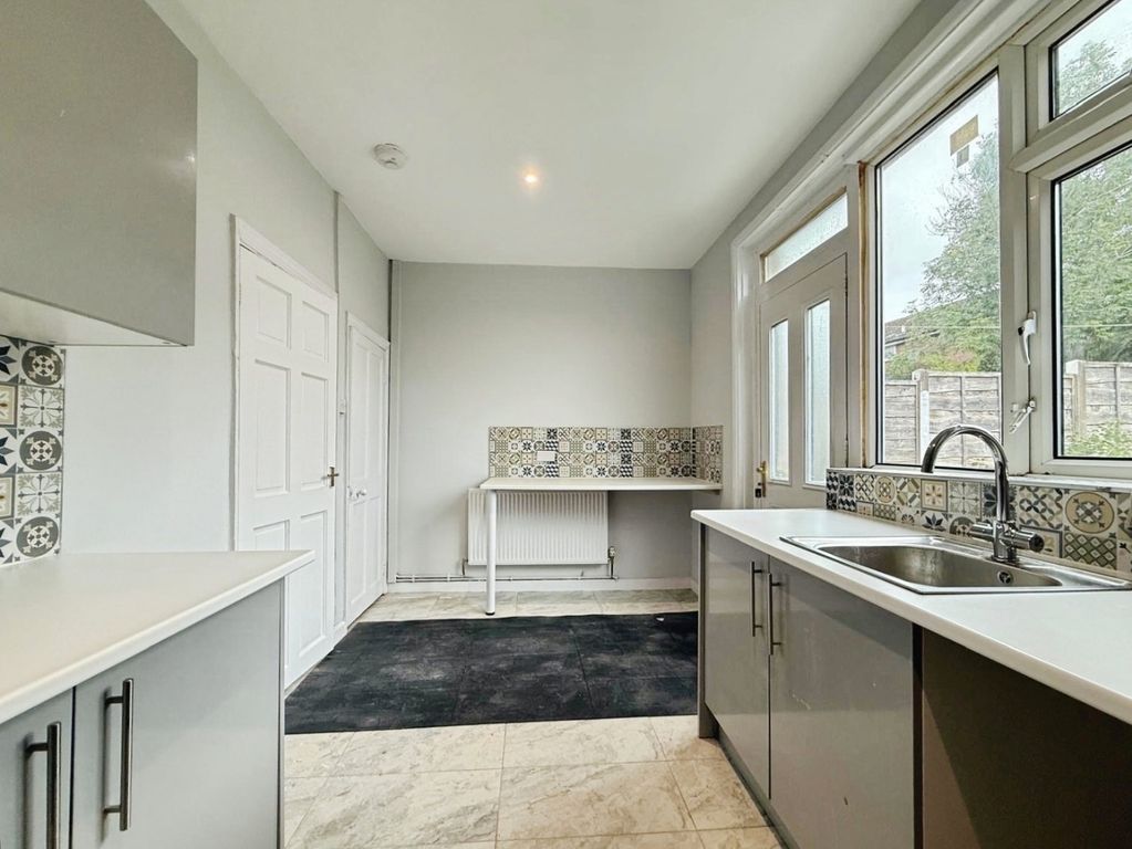 Property photo 3 of 10 Pbox-Kitchen-337311.Jpg