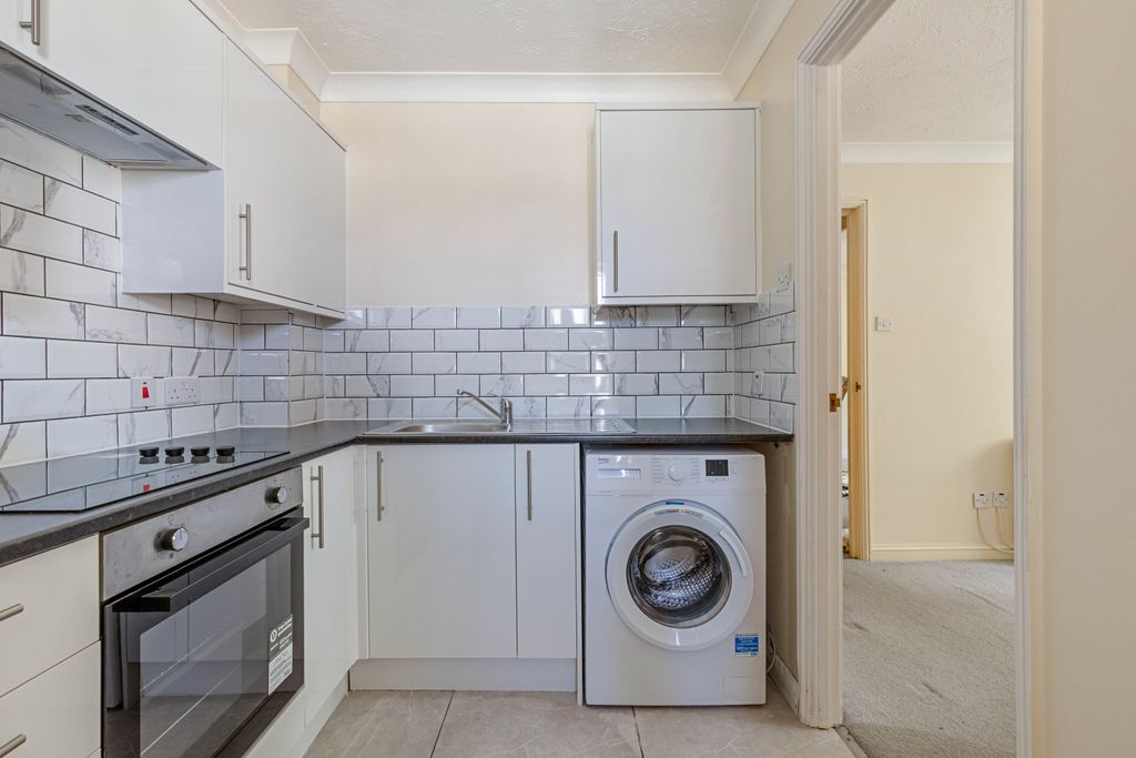 Property photo 3 of 7 43 Cameron Square, Cr4 - 3