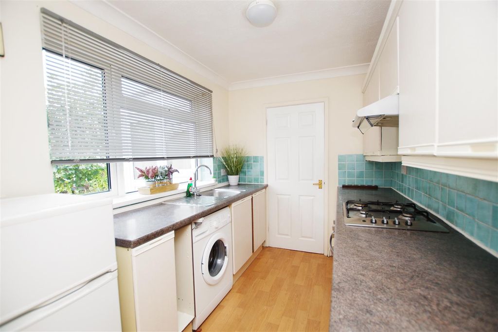 Property photo 3 of 11 Kitchen