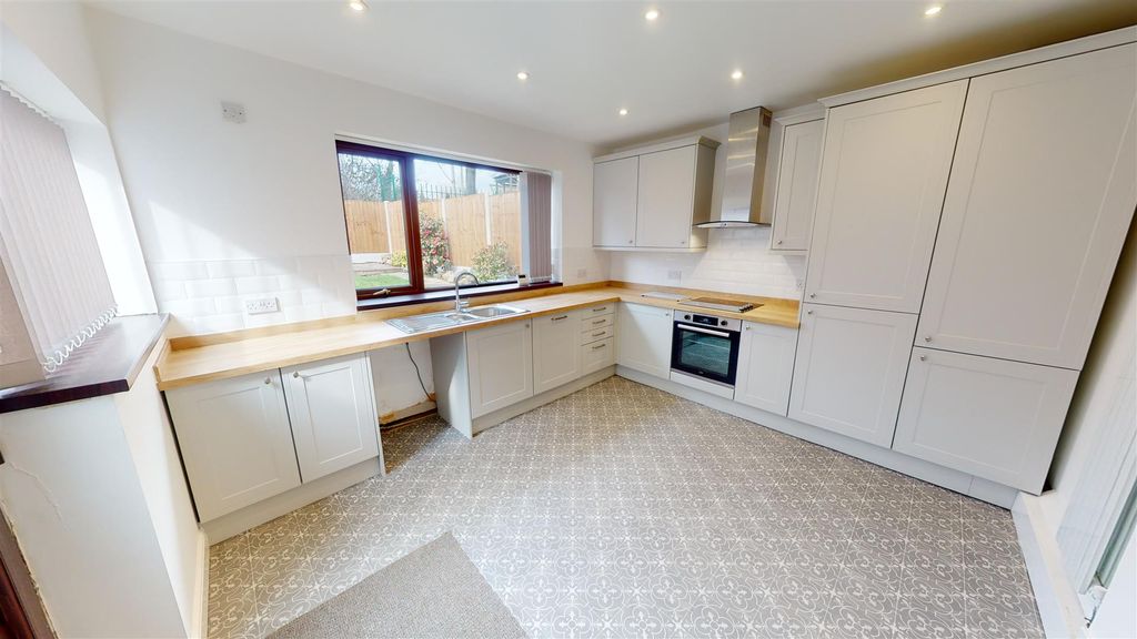 Property photo 3 of 16 Victoria Street Kitchen