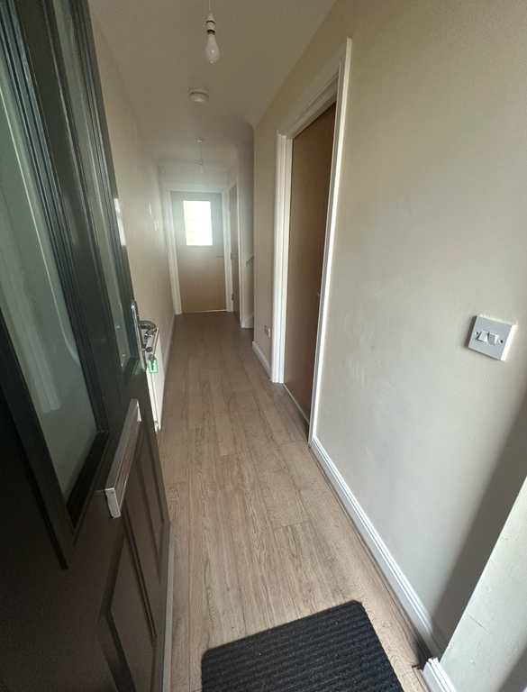Property photo 2 of 11 Hallway