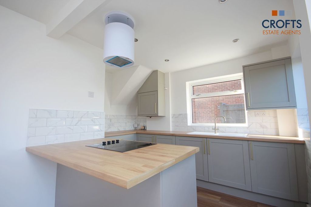 Property photo 3 of 11 Kitchen