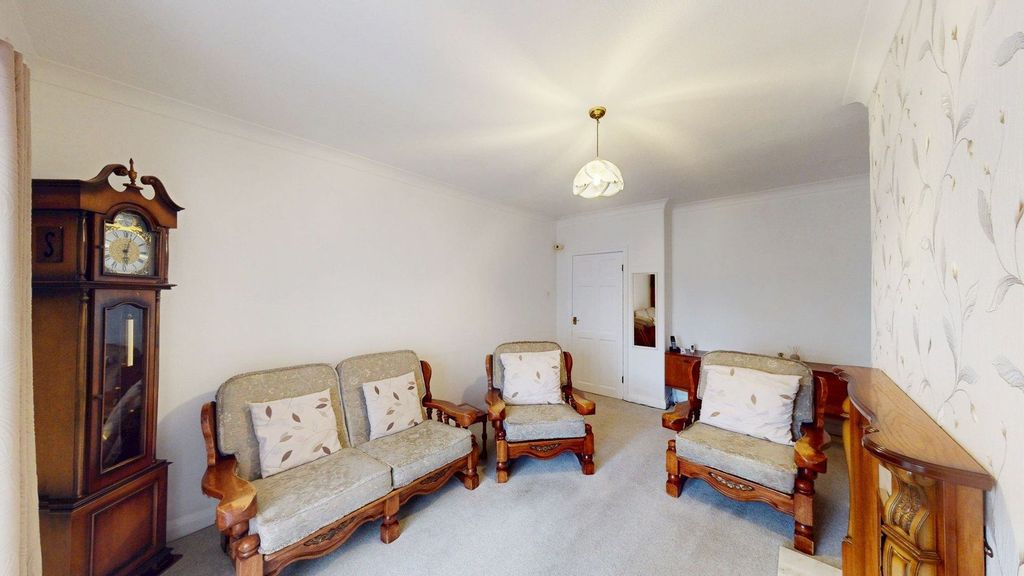 Property photo 3 of 14 Lounge