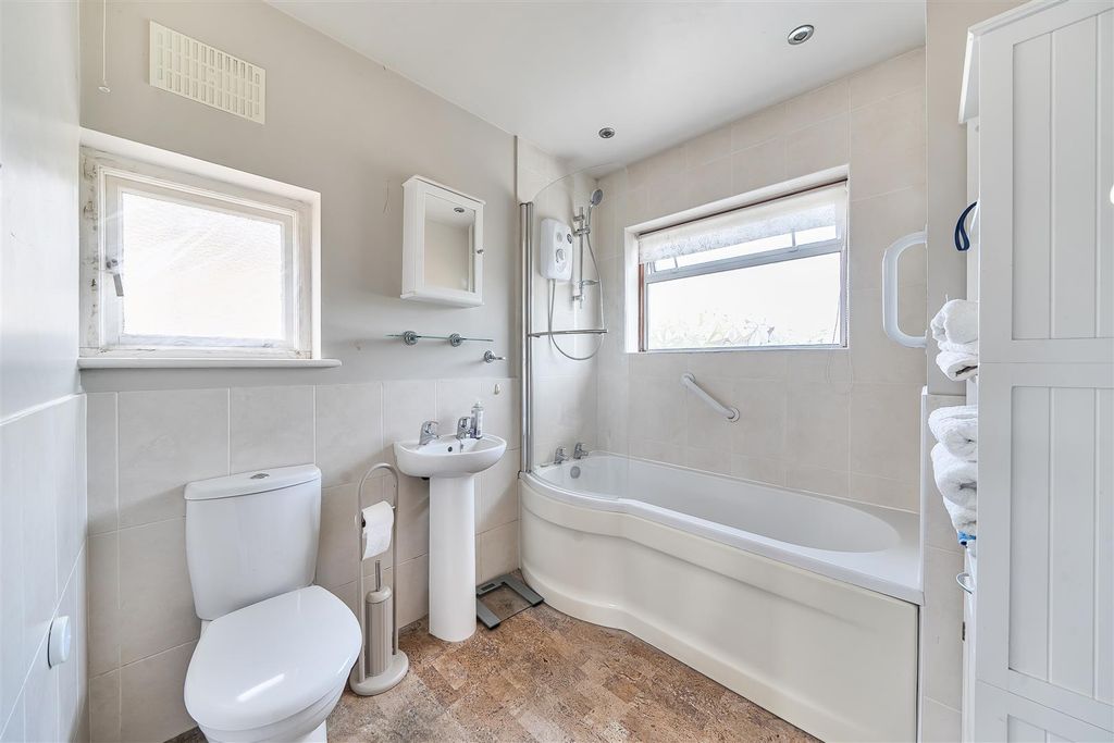 Property photo 3 of 10 Bathroom.Jpg