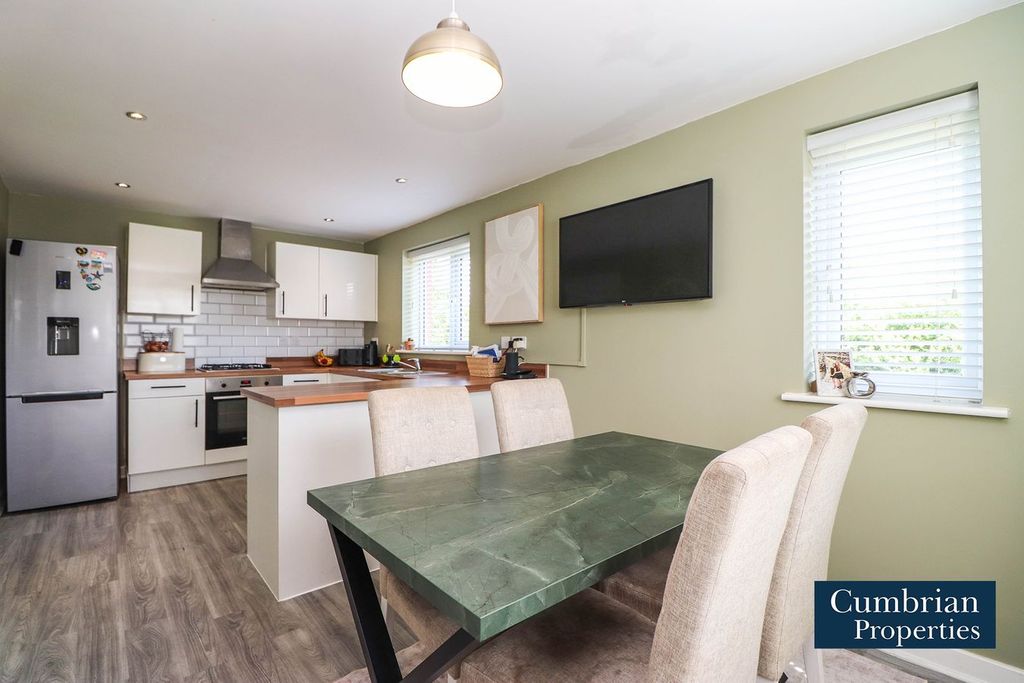 Property photo 2 of 19 Dining Kitchen