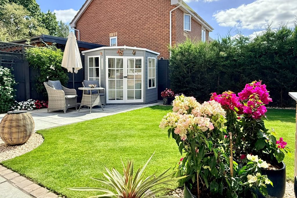 Property photo 2 of 35 Hillmeadow Road (7)