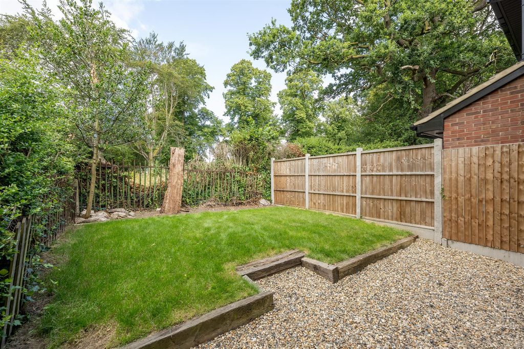 Property photo 3 of 25 Diana Close, E18