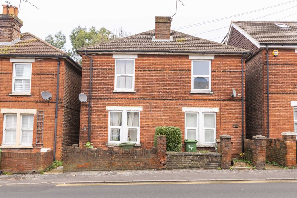 Property photo 2 of 9 Traditional Red-Brick Terraced House With Symmetri...