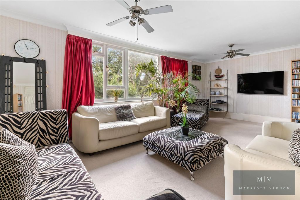 Property photo 2 of 21 Roxton Gardens 26 MV-6.Jpg