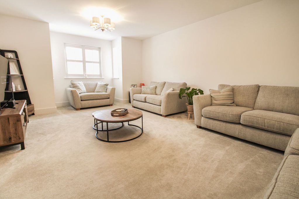 Property photo 3 of 19 Lounge