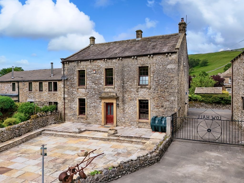 Property photo 1 of 19 External