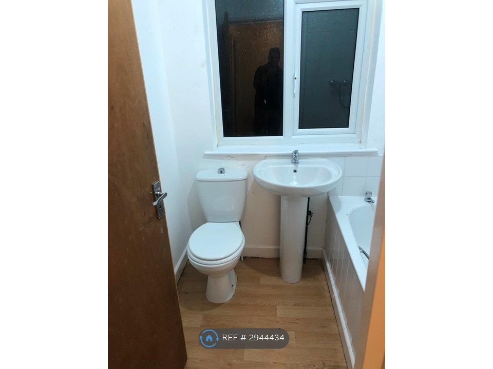 Property photo 2 of 9 Bathroom