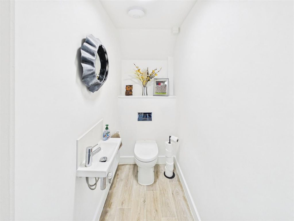 Property photo 3 of 13 Toilet
