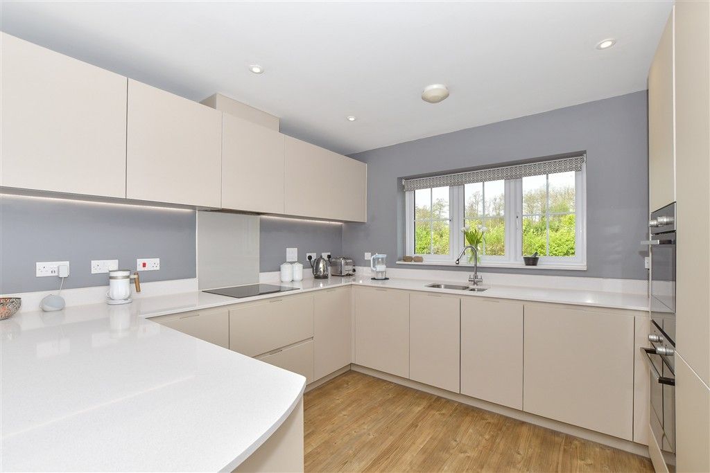 Property photo 3 of 11 Kitchen