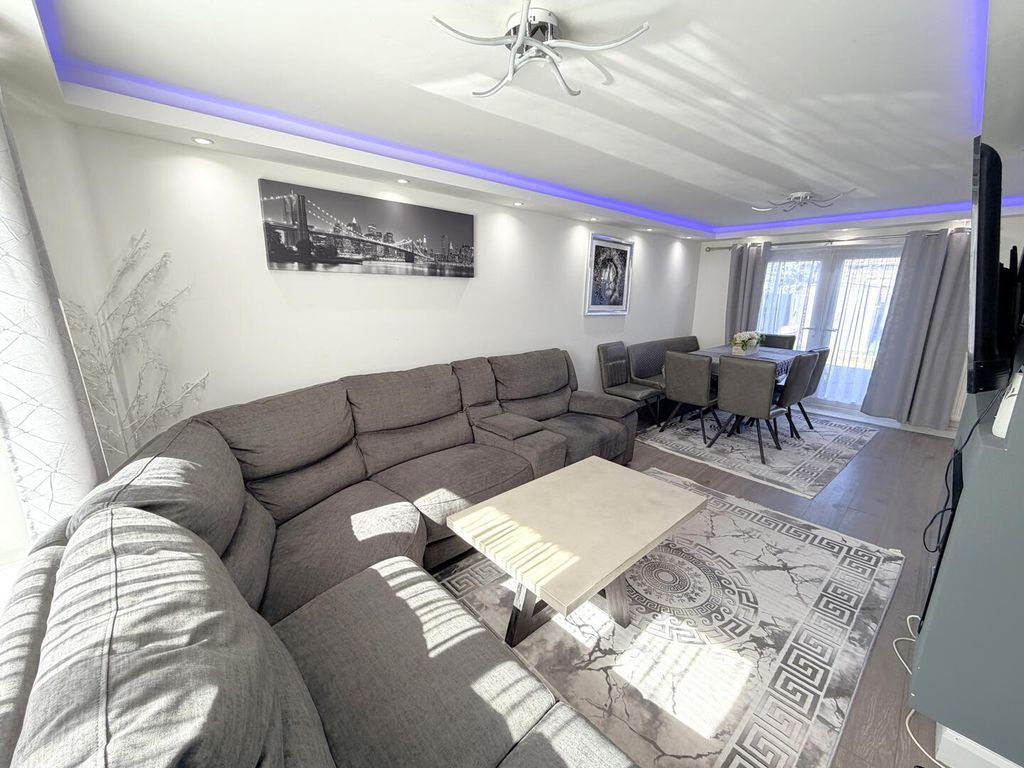 Property photo 3 of 25 Living/Diner