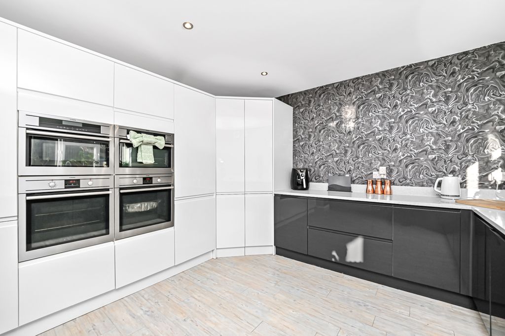 Property photo 2 of 27