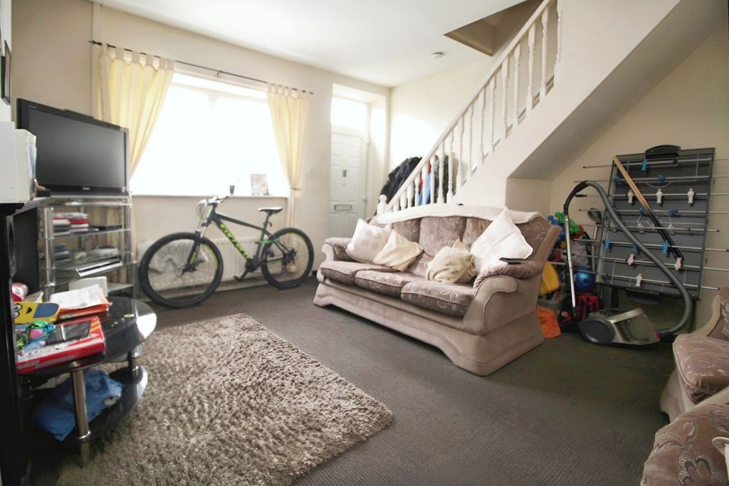 Property photo 3 of 9 Lounge