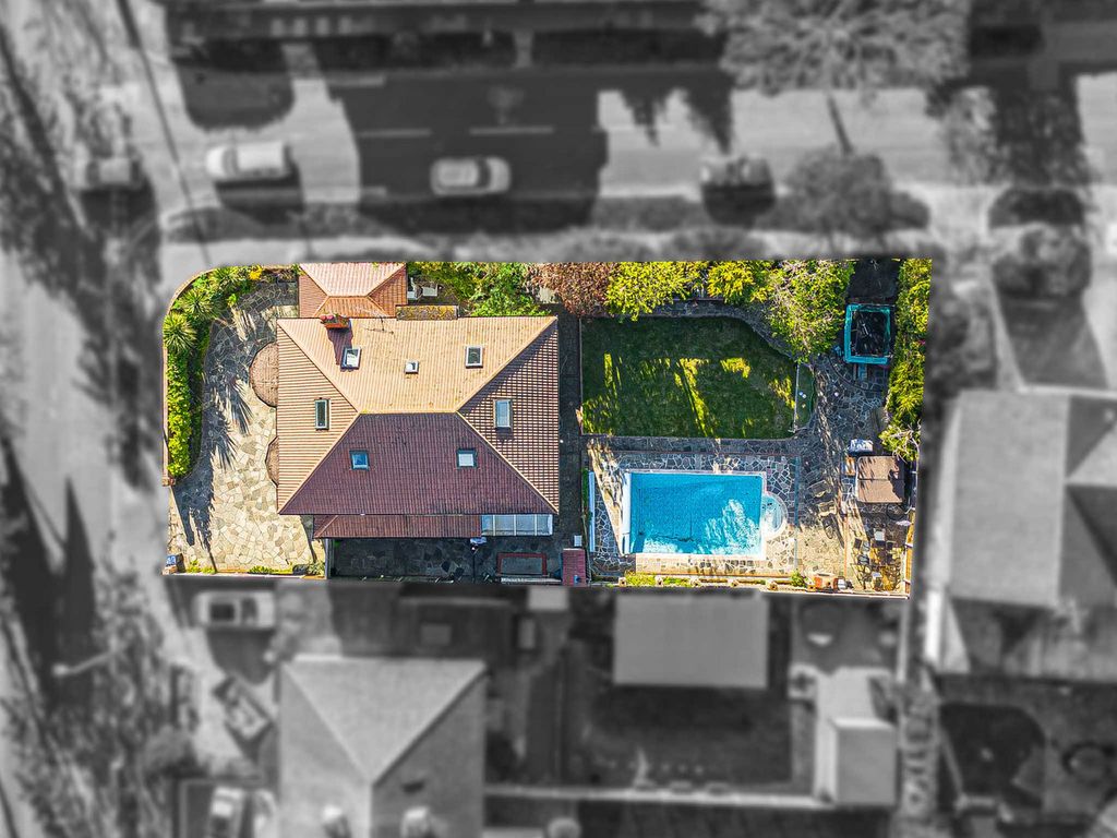 Property photo 3 of 42