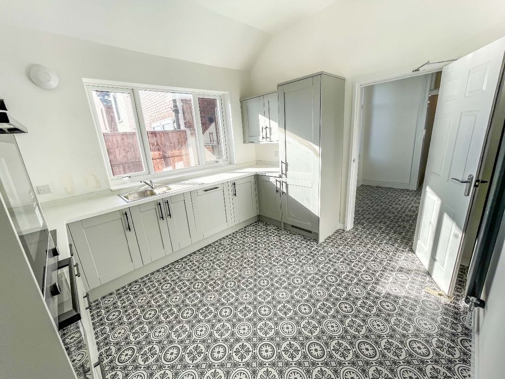 Property photo 3 of 10 Kitchen