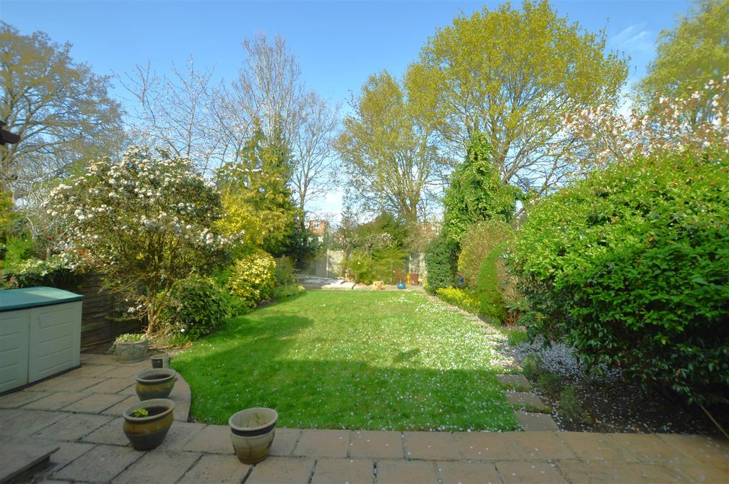 Property photo 3 of 14 38  Montrose Avenue Garden.Jpg