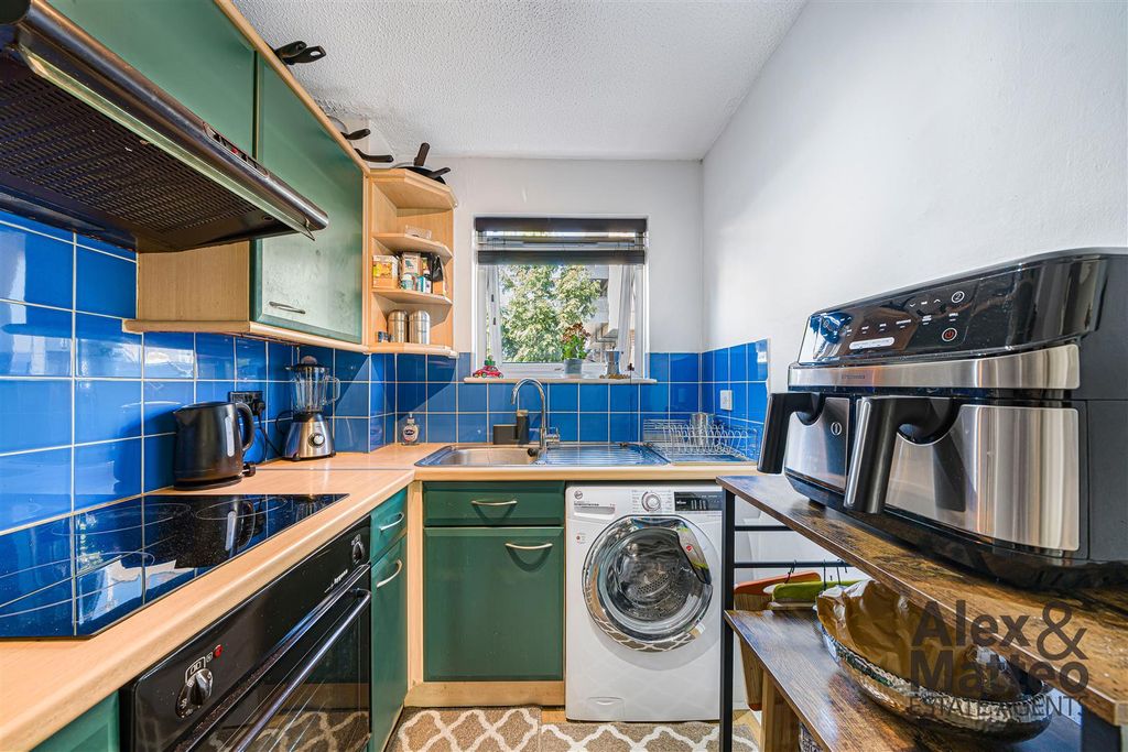 Property photo 3 of 22 Abbey Gardens