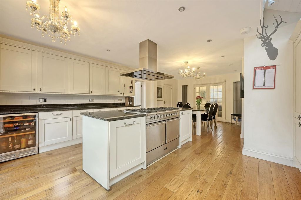 Property photo 2 of 25