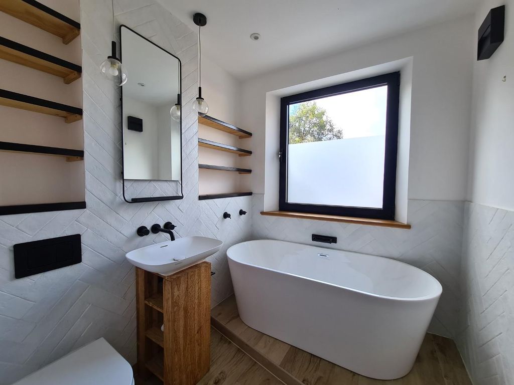 Property photo 3 of 32