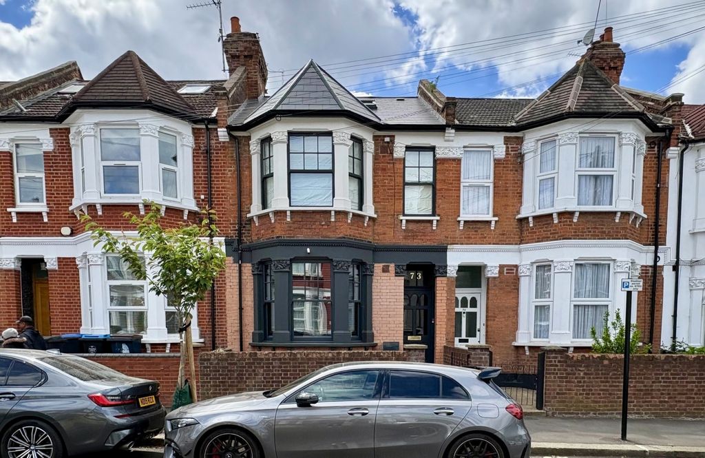 Property photo 3 of 11 Charming Terraced House With Classic Bay Windows...