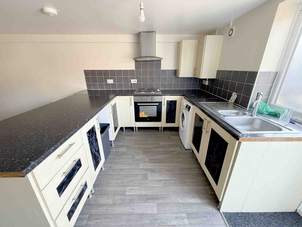 Property photo 3 of 8 Kitchen