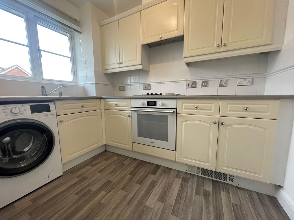 Property photo 3 of 6 Kitchen