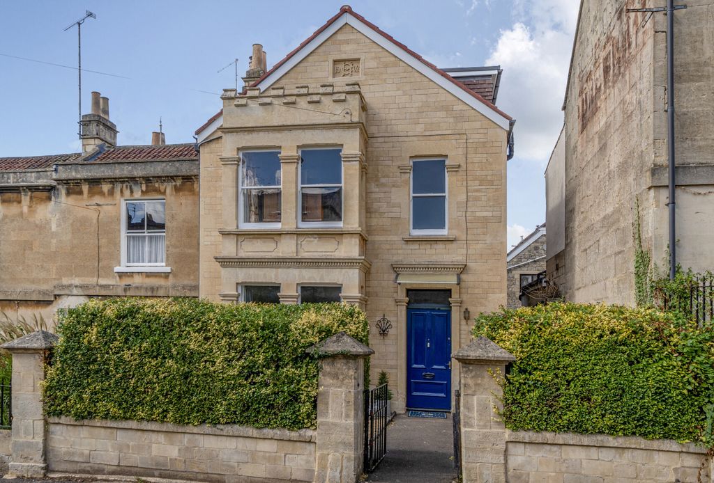 Property photo 1 of 20 1346868-1-68Bed5F...
