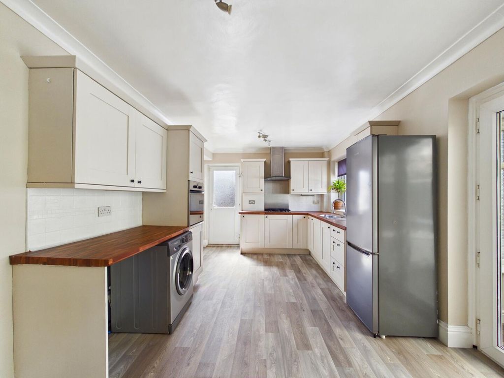 Property photo 3 of 16 Kitchen