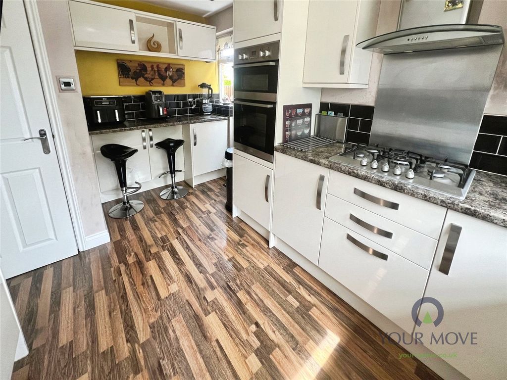 Property photo 3 of 19 Kitchen