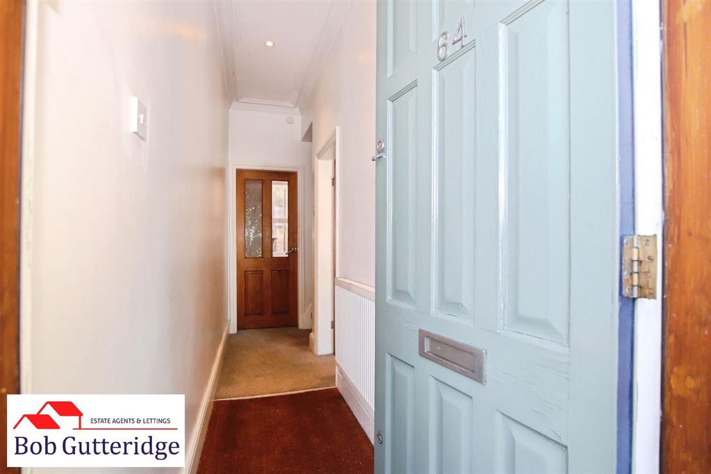 Property photo 2 of 21 Entrance Hall