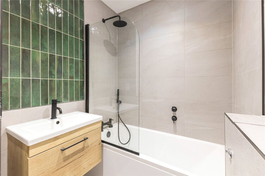 Property photo 2 of 10 Flat 2