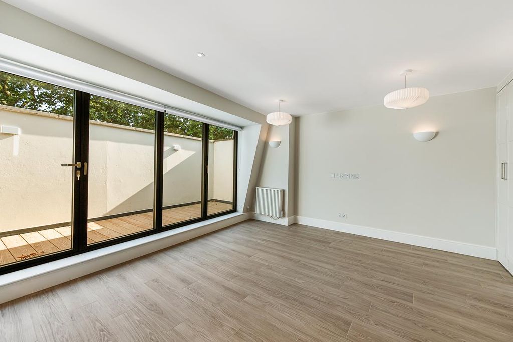 Property photo 2 of 8 Flat 4, 130A Chiswick High Road (3).Jpg
