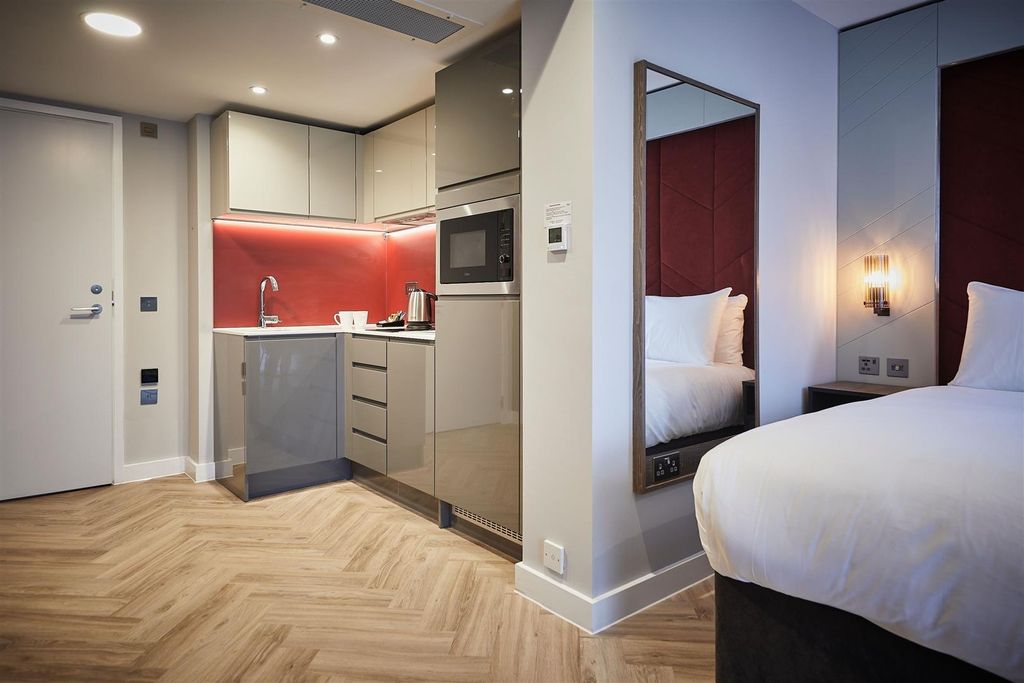 Property photo 2 of 6 Contemporary Studio-Style Room With A Compact Fitt...